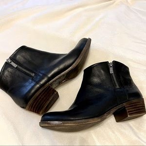 LUCKY BRAND Black Leather Zipper Ankle Boots with stacked heel. Size 10.